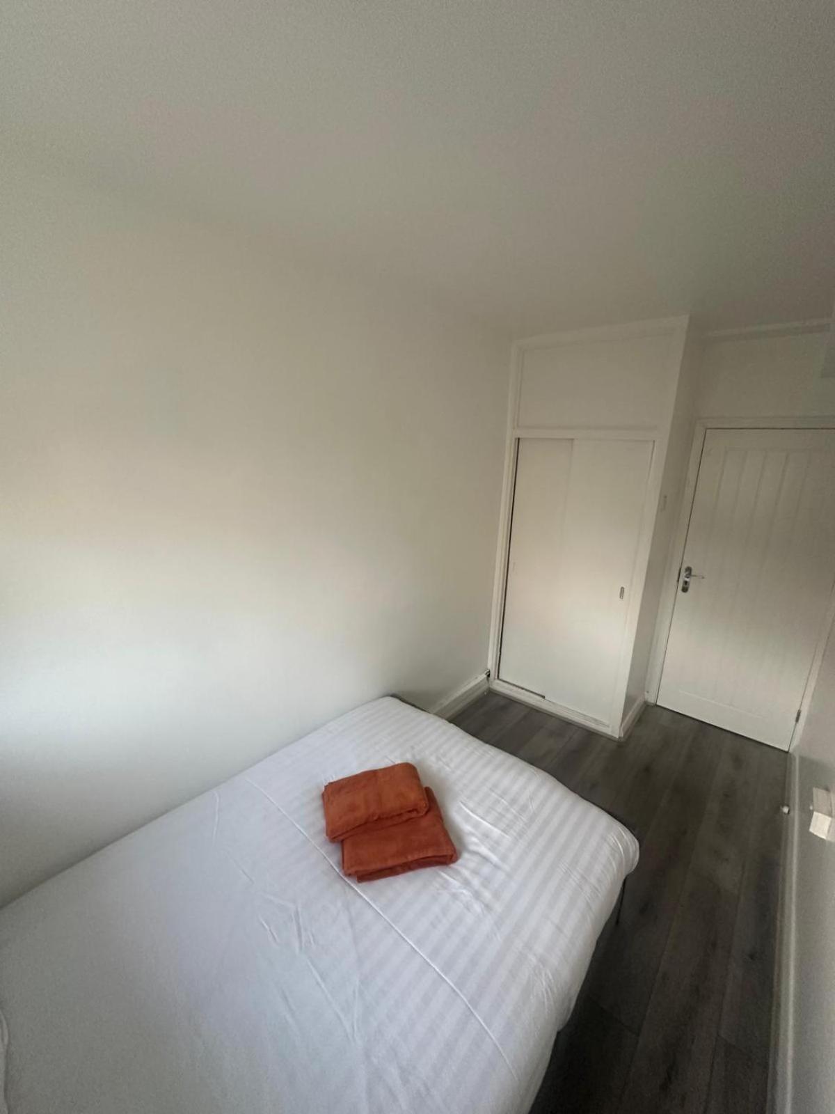 Modern In A 4 Bedroom Flat In London, Shared Bathroom! Séjour chez l'habitant