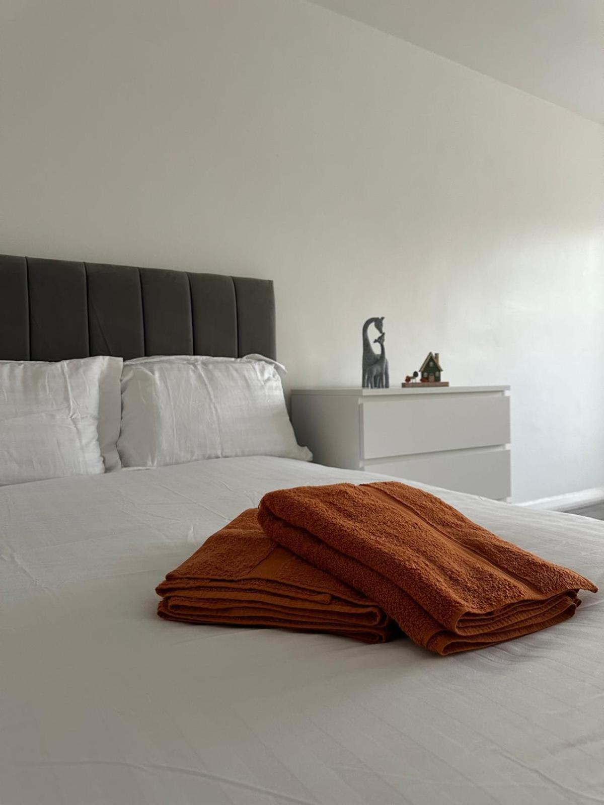 Modern In A 4 Bedroom Flat In London, Shared Bathroom! Séjour chez l'habitant
