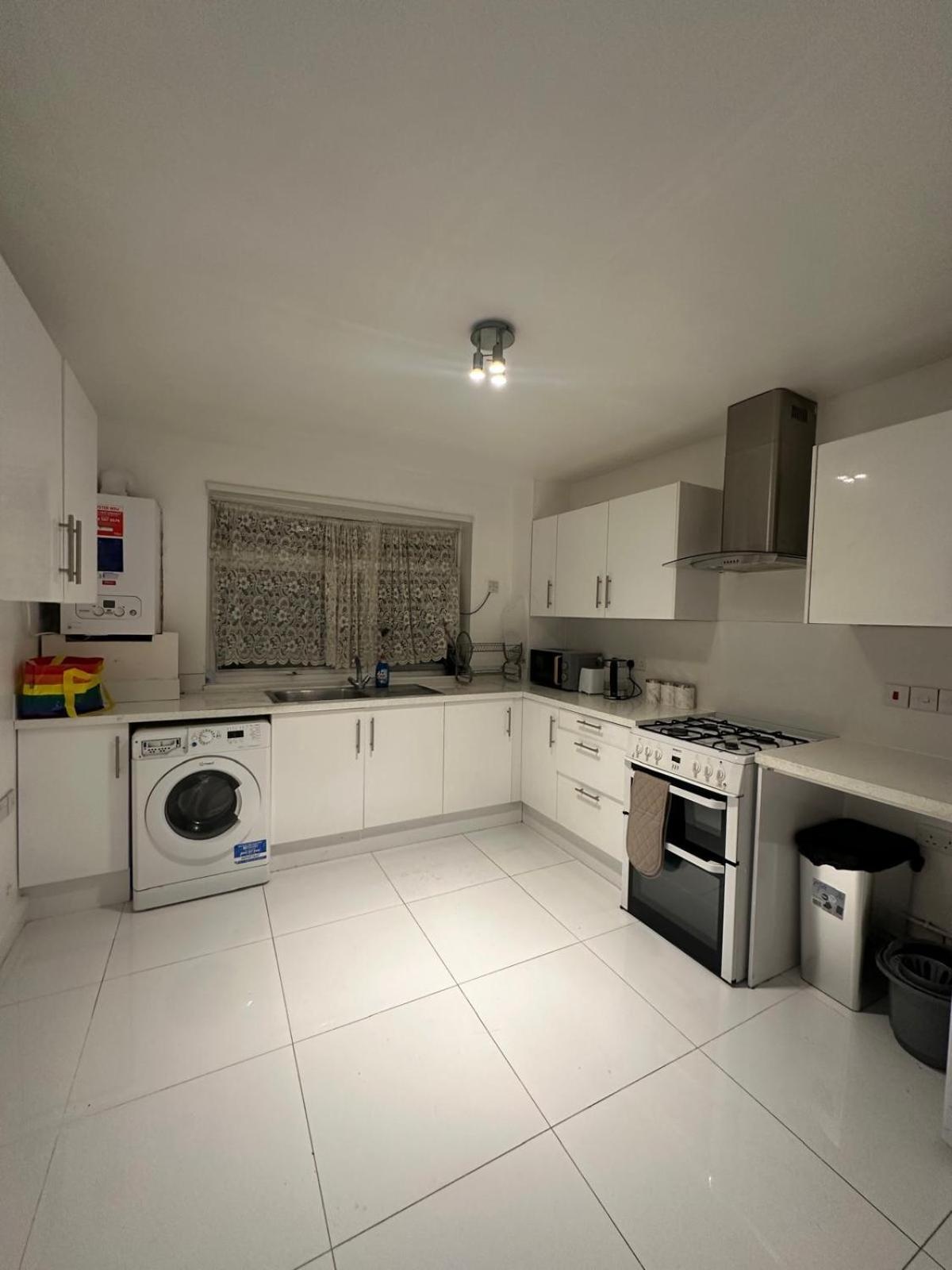 Modern In A 4 Bedroom Flat In London, Shared Bathroom! Séjour chez l'habitant *