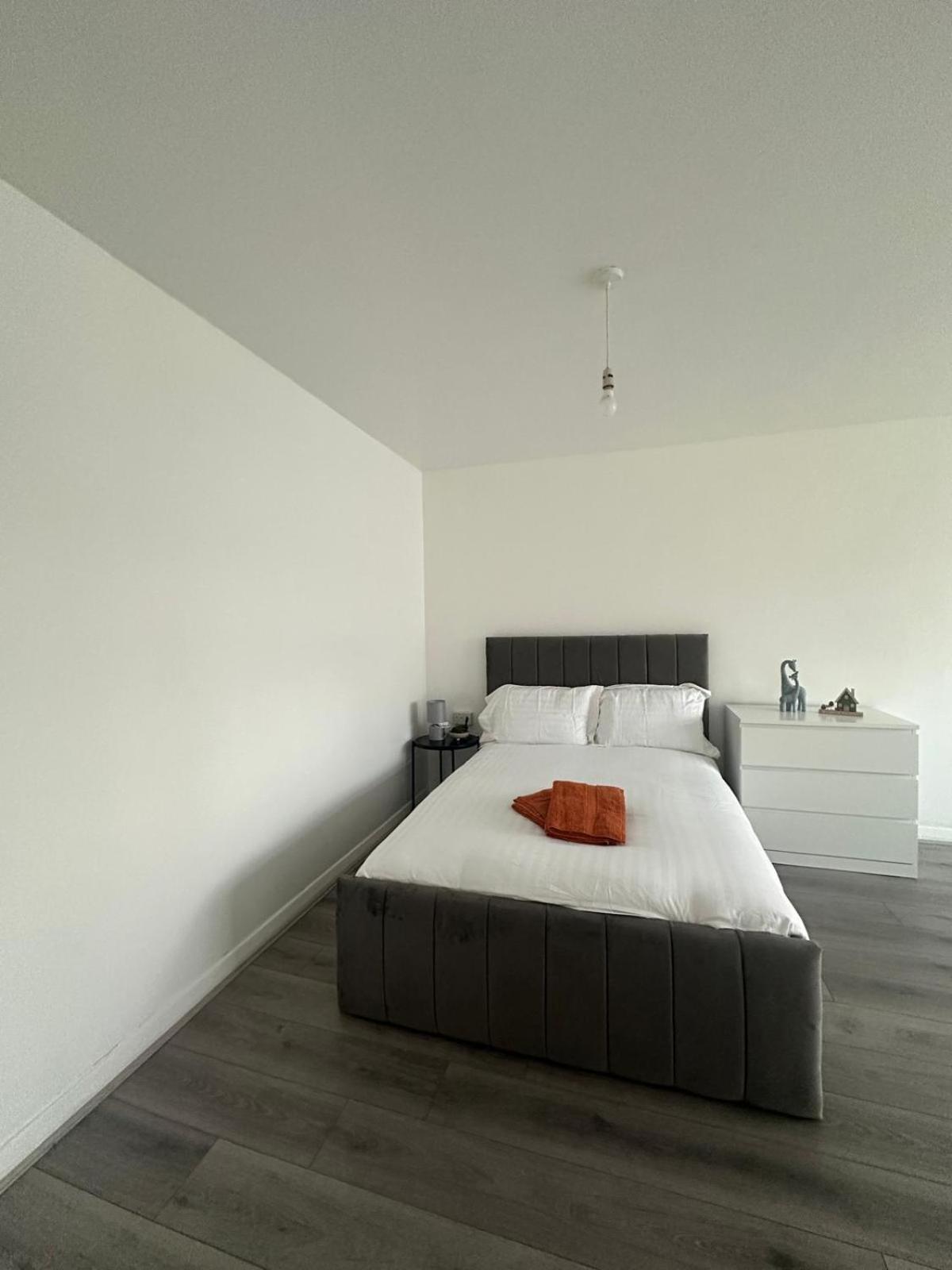 Modern In A 4 Bedroom Flat In London, Shared Bathroom! Séjour chez l'habitant *