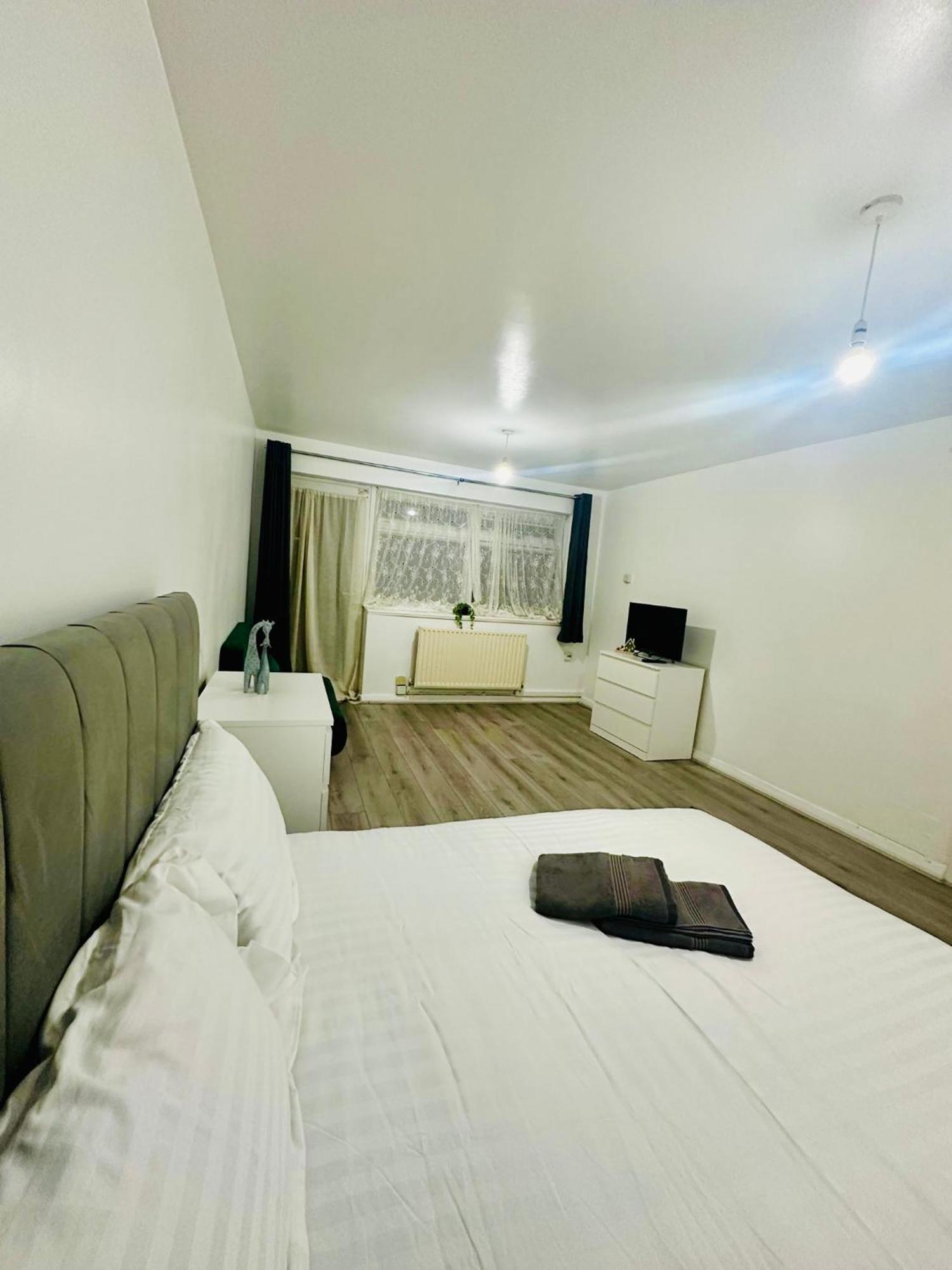Modern In A 4 Bedroom Flat In London, Shared Bathroom! Séjour chez l'habitant Londres